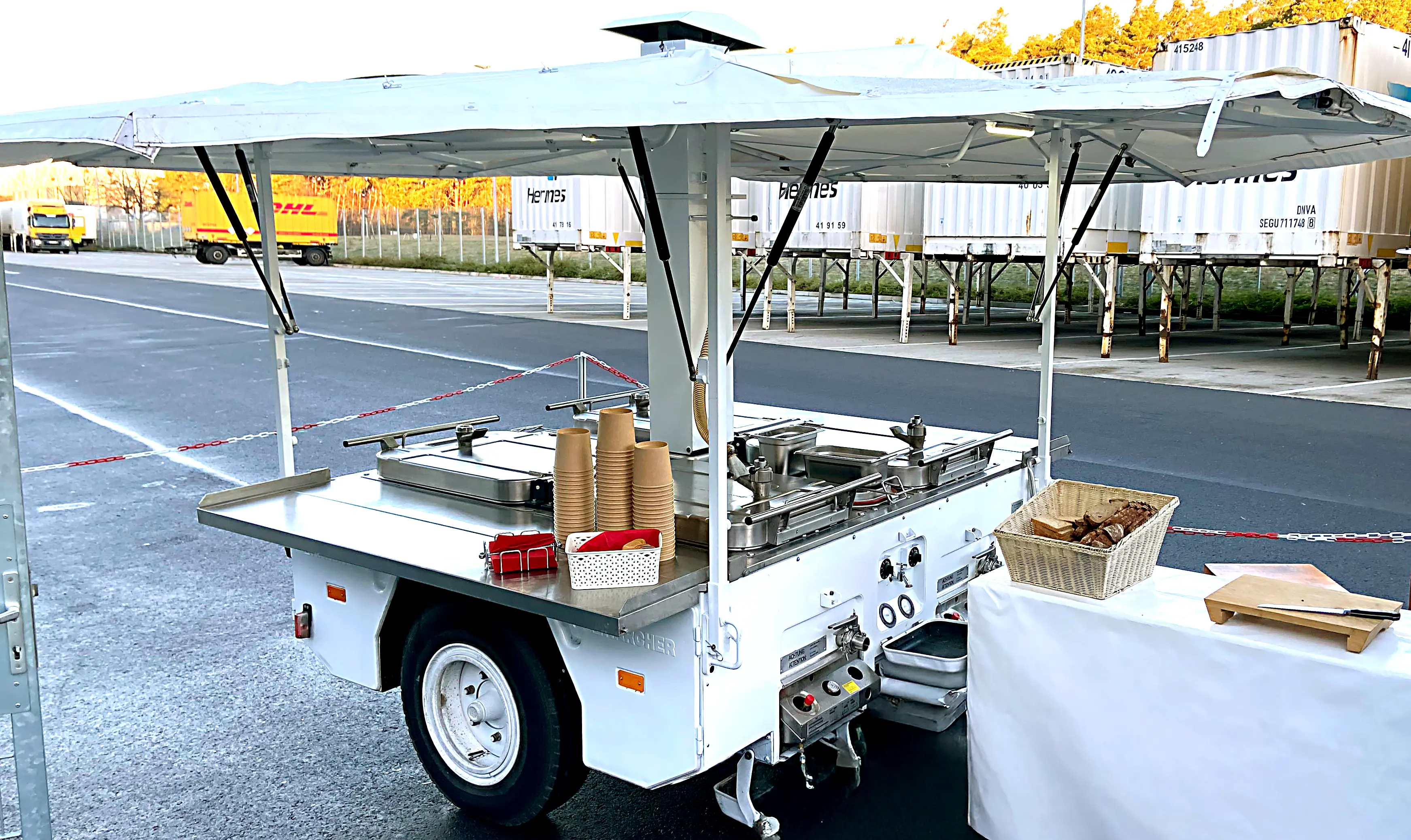 Moderne weiße Gulaschkanone in Berlin